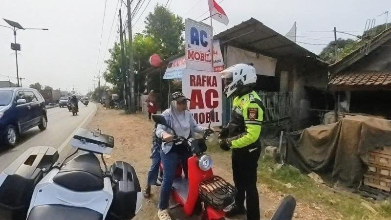 Satlantas Polresta Karawang Laksanakan Patroli Simpatik, Ajak Pengendara Motor untuk Patuhi Aturan Berlalu Lintas