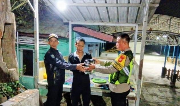 Polsek Klari Sambangi Warga di Pos Kamling, Berikan Sarana Kontak untuk Dukung Kamtibmas?