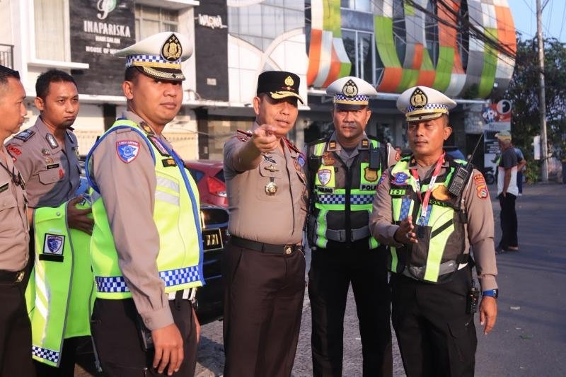 Wakapolda NTB Turun Atur Lalu Lintas Pagi di Simpang Kekalik