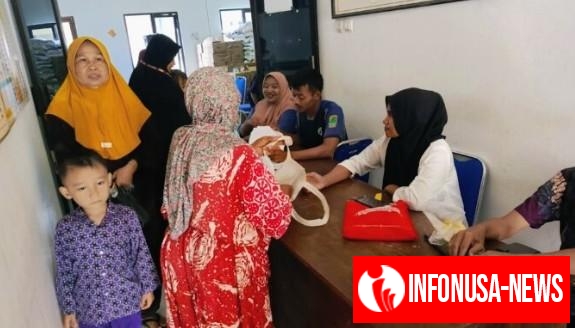 Sebanyak 540 KPM Desa Gempol Kecamatan Banyusari Terima Bantuan Beras dan Minyak Goreng