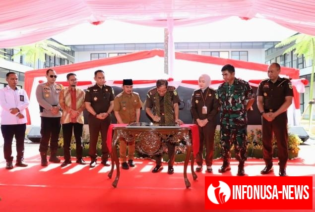 Bupati Bekasi Ade Kuswara Kunang Bersama Kepala Kejati Jawa Barat Hermon Dekristo, Meresmikan Griya Adhyaksa Milik Kejari Kabupaten Bekasi