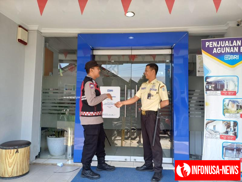 Giat Patroli Siang Personil Polsek Tegalwaru Imbau Petugas Jaga Bank BRI Loji Waspada