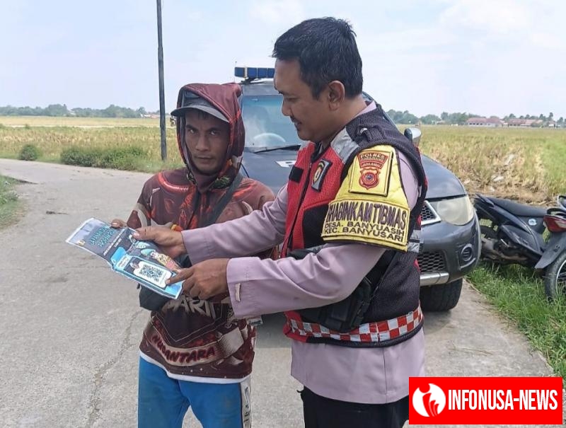 Aipda Abdul Rahman Personil Bhabin Polsek Banyusari Melaksanakan Giat Sosialisasi QR Barcode Pengaduan ke Divisi Propam Polri