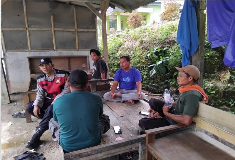 Anggota Polsek Pangkalan Laksanakan Giat Sambang Door to Door ke Lingkungan Masyarakat