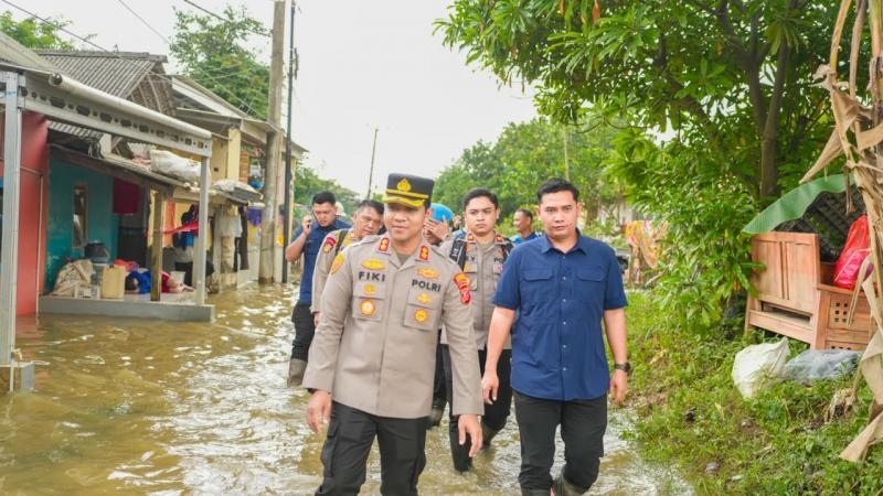 Kapolres Karawang Pimpin Pemantauan langsung Banjir Karangligar dan pastikan anggota Polri ada di tengah masyarakat