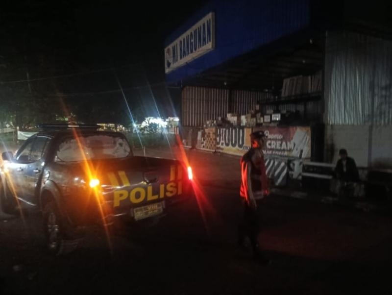 Polsek Pangkalan Jangkau Keamanan di Pertigaan Tegalloa saat Lakukan Patroli Perintis