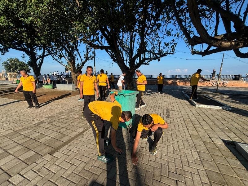 Bersih Pantai Ampenan Rutin, Ditpolairud Polda NTB Ajak Masyarakat Peduli Lingkungan