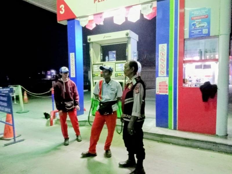 Upaya Anggota Polsek Batujaya melaksanakan Patroli Prekat di SPBU Batujaya pada malam hari
