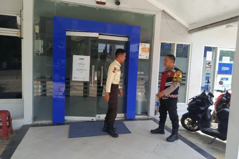 Sampaikan Pesan Kamtibmas di perbankan, Guna cegah C3 di wilkumnya, Personil Polsek Tempuran Res Karawang.