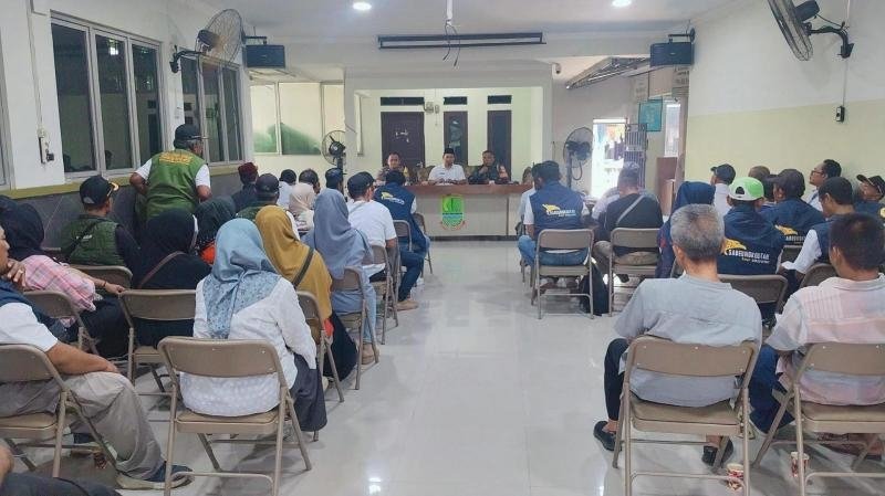 Bhabinkamtibmas Desa Jomin Barat Hadiri Rapat Mingguan Desa Sebagai Bentuk Sinergitas