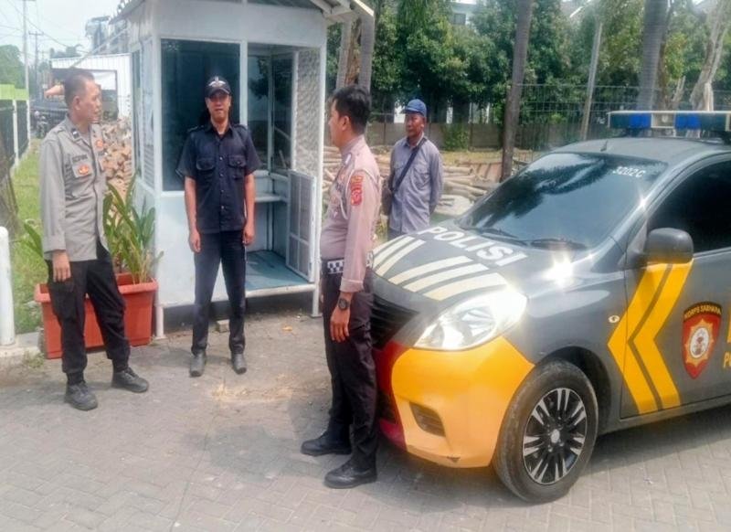 Personel Polsek Telukjambe Laksanakan Patroli Perintis, Imbau Security Perum Sirnabaya Indah Jaga Kondusifitas