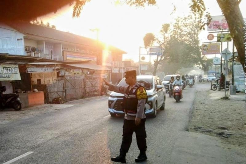 Sigap Kondusifkan Lalu Lintas, Personil Polsek Telagasari Laksanakan Sapa Pagi