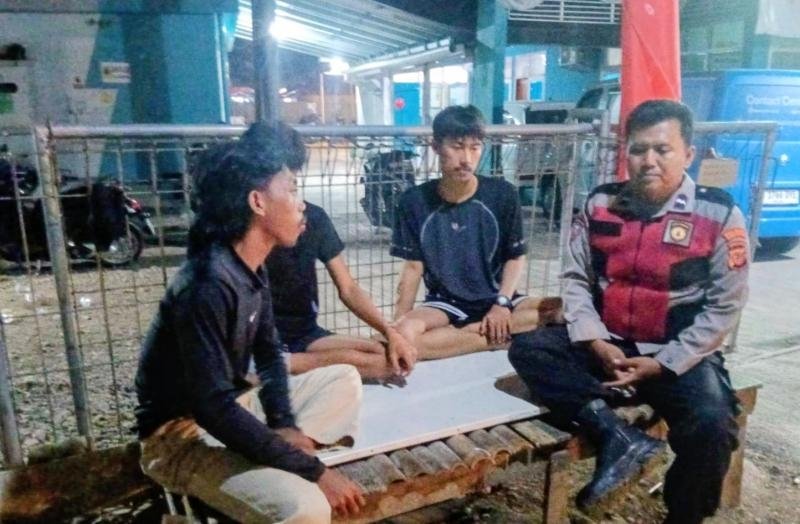 Upaya Bhabinkamtibmas Polsek Telagasari Jaga Keamanan Bersama Warga Dalam Giat Siskamling