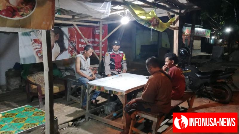 Anggota Polsek Batujaya Sambangi Masyarakat Batujaya untuk melaksanakan Kegiatan Ngawangkong pada malam hari