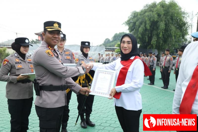 Kapolres Pimpin Upacara Kenaikan Pangkat, Dipadukan Pemberian Penghargaan Kepada Anggota Dan Masyarakat Yang Berprestasi