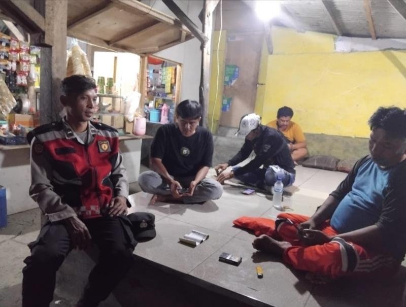 Bhabinkamtibmas Monitor Kegiatan Ronda Malam Lingkungan Kampung Parunglaksana