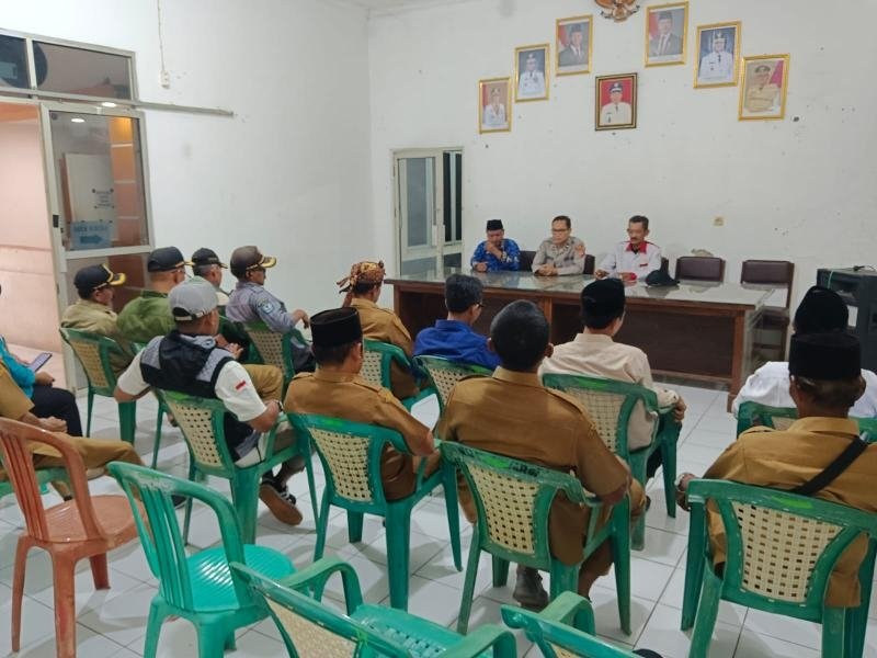 Bhabinkamtibmas Polsek Tegalwaru Hadiri Rapat Minggon di Desa Cintawargi Sampaikan Pesan Polri