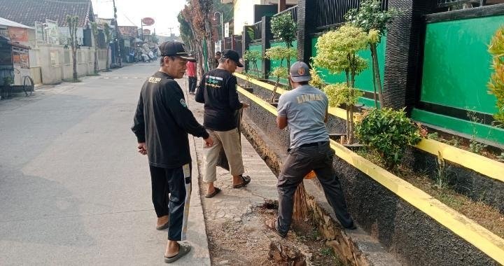 Bersih-Bersih Kantor Desa, Kades Jomin Timur Turun Tangan Bersama Perangkat