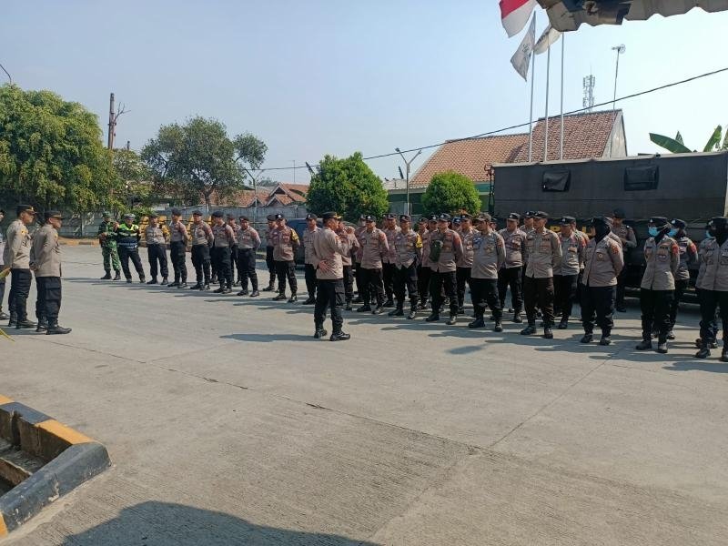 Pastikan Aksi UNRAS Karang Taruna Wirasena Kondusif, Kapolsek Klari Pimpin Apel Kesiapan Pengamanan