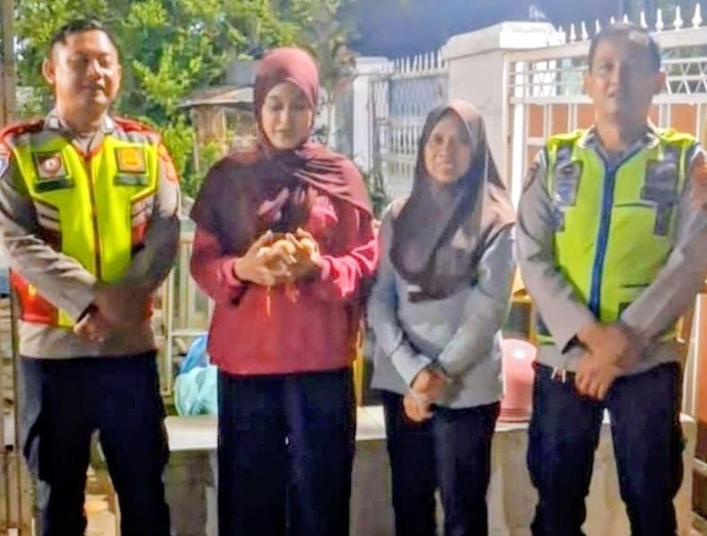 “GAZZ Karawang”, Takut Pulang Sendiri, Dua Perempuan Minta Bantuan Polisi hingga Diantar ke Rumah