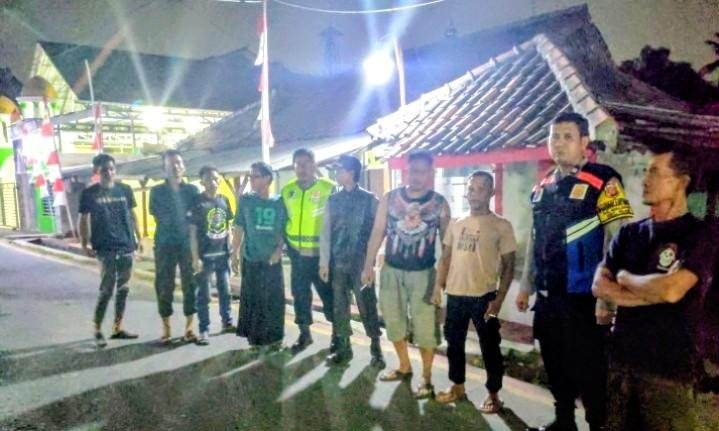 Personel Polsek Klari Patroli Dialog Sapa Warga di Poskamling Dusun Babakan Saat Ronda Malam