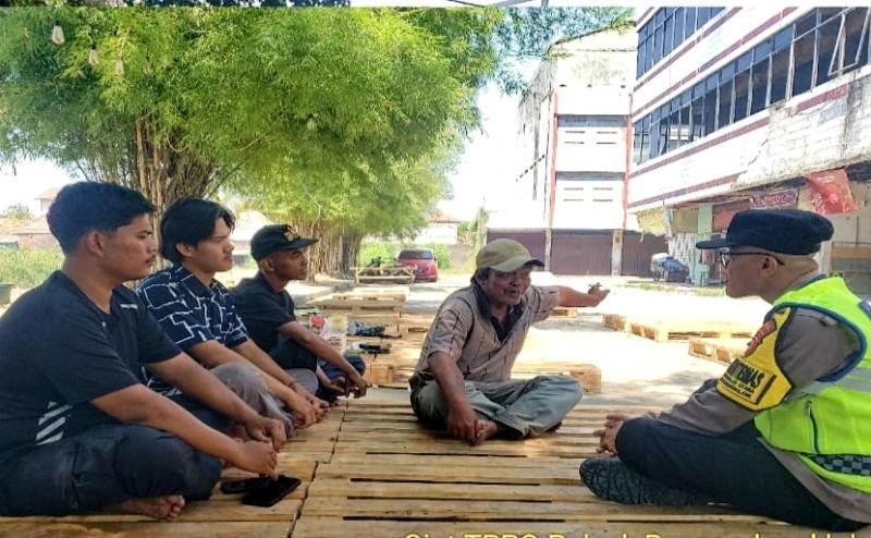 Cegah TPPO, Bhabinkamtibmas Polsek Rengasdengklok Gelar Sosialisasi ke Masyarakat