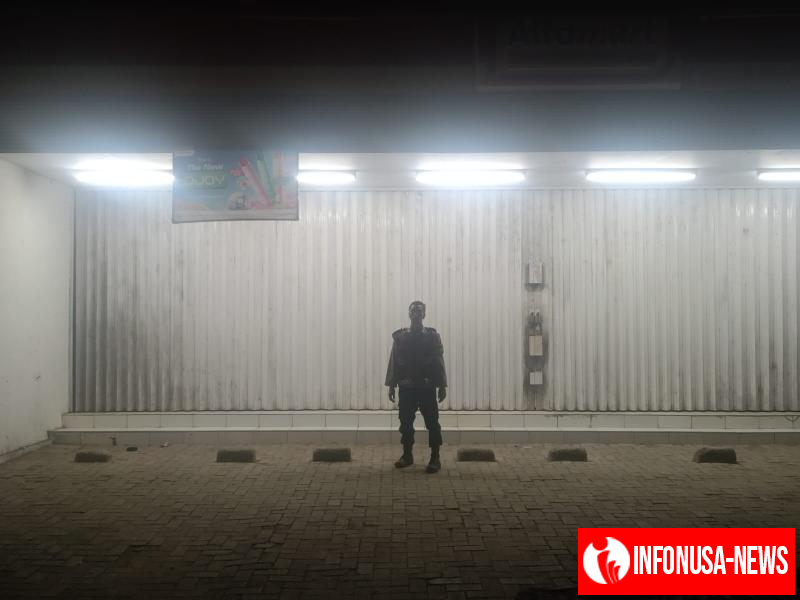 Anggota Polsek Batujaya melaksanakan Patroli Prekat serta Cegah Pencurian dan Pembobolan di Minimarket di malam hari