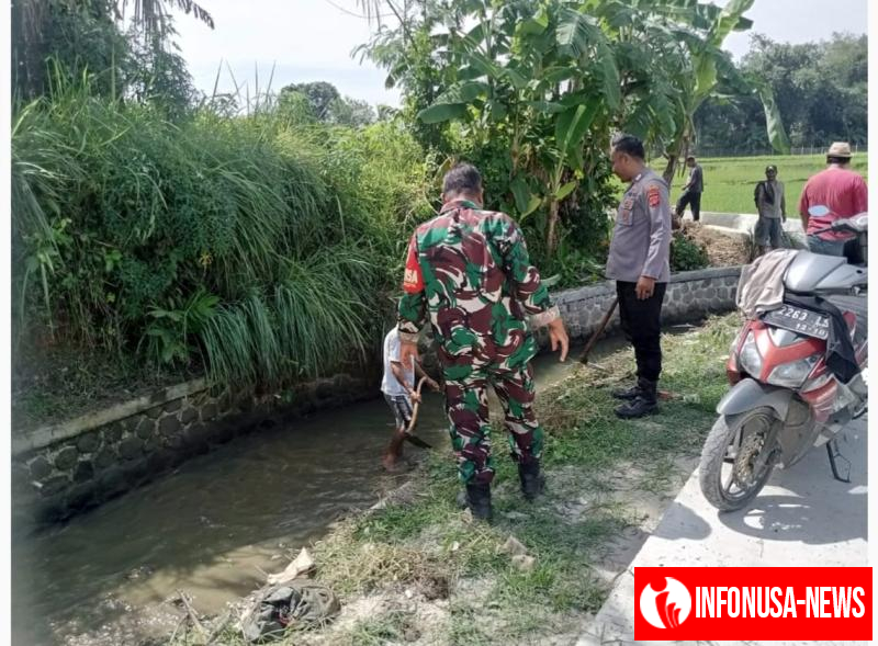 Sinergitas TNI-Polri Bersama Masyarakat Kerja Bakti Bersihkan Saluran Air Cikumpeni