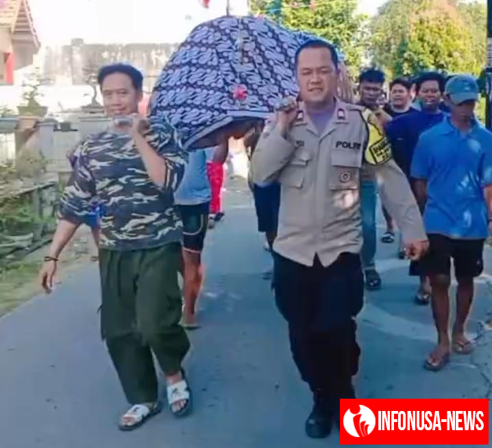Bhabinkamtibmas Polsek Klari Gotong Keranda Jenazah Warganya ke Pemakaman
