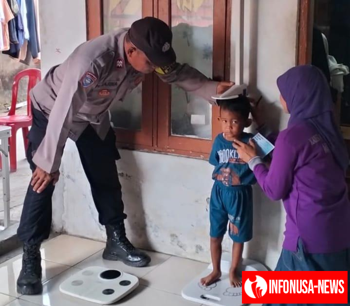 Peduli Terhadap Kesehatan, Bhabinkamtibmas Polsek Klari Bantu Kegiatan Posyandu