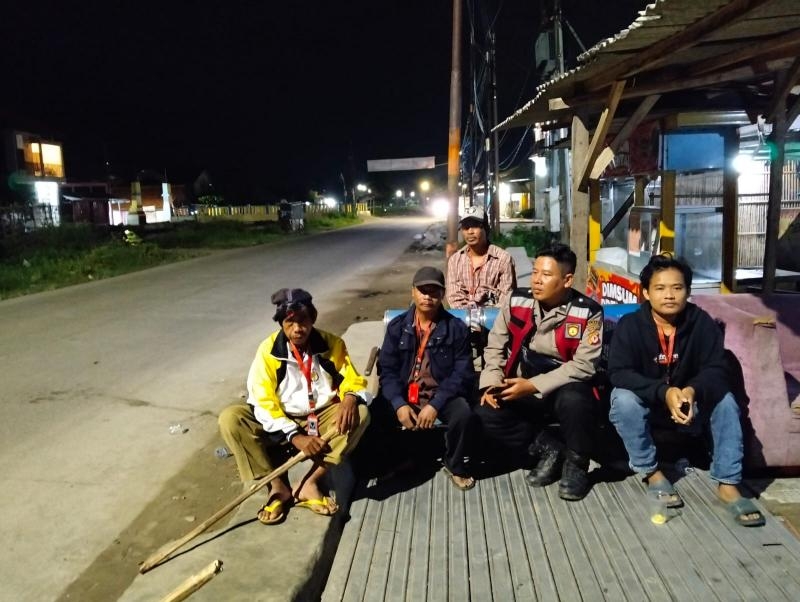 Anggota Polsek Batujaya melaksanakan Patroli Prekat serta Sambangi Masyarakat di malam hari guna menyampaikan Arahan dan Himbauan Kamtibmas