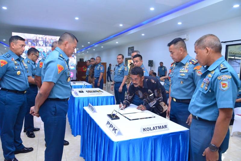 SECARA KOLEKTIF, KORPS MARINIR TNI AL IKUTI PENANDATANGANAN KONTRAK PENGADAAN BARANG DAN JASA