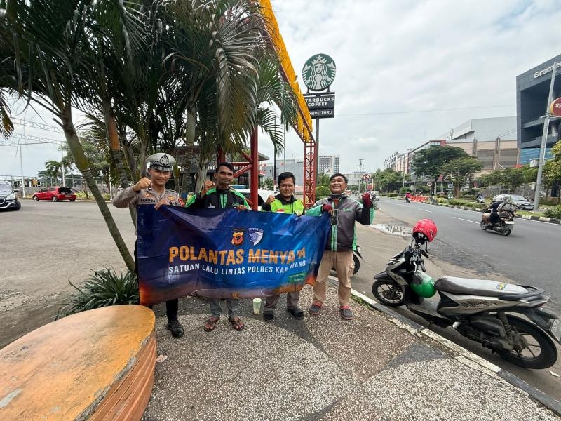 Anggota Polantas Ajak Rider Ojol untuk Disiplin Berlalu Lintas, melalui Kegiatan Polantas Menyapa