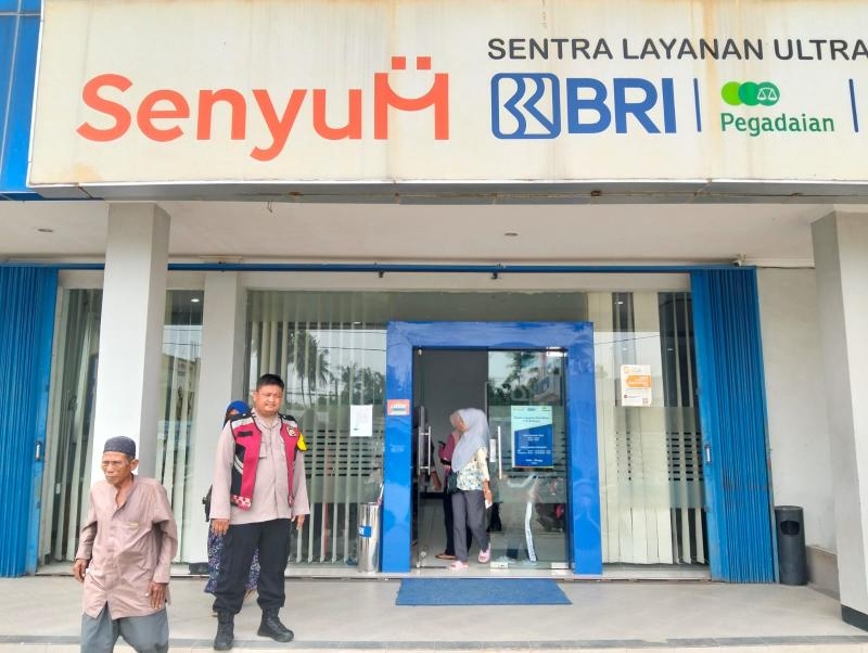 Aipda Ade Suryana Anggota Polsek Batujaya Ciptakan Keamanan di Bank BRI Unit Batujaya dan mengantisipasi terjadinya Pencurian/Pembobolan ATM