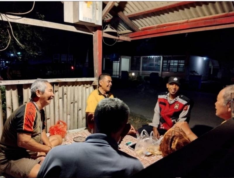 Polisi Monitoring Ronda Malam sambil Ngawangkong Bersama Warga Desa Ciptasari