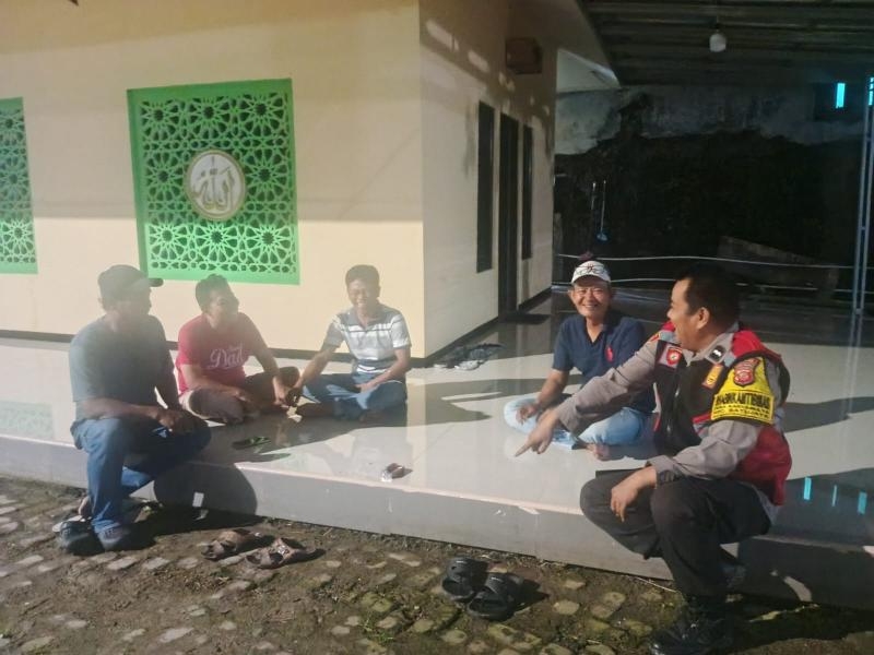 Anggota Polsek Batujaya Himbau Masyarakat Desa Batujaya terkait Kamtibmas