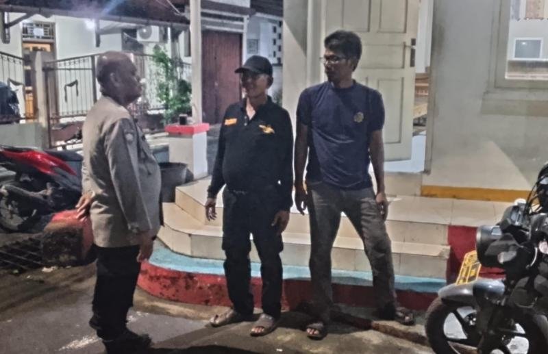 Bhabinkamtibmas Desa Telukjambe Gelar Kegiatan Sambang Humanis ke Security Perum Siper