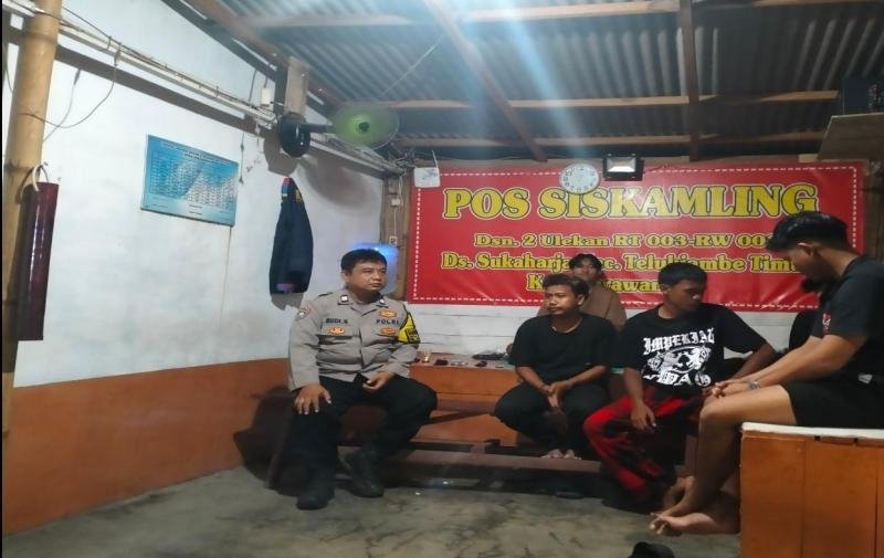 Monitor Ronda Malam, Bhabinkamtibmas Ngawangkong dengan Warga Dusun Ulekan di Poskamling
