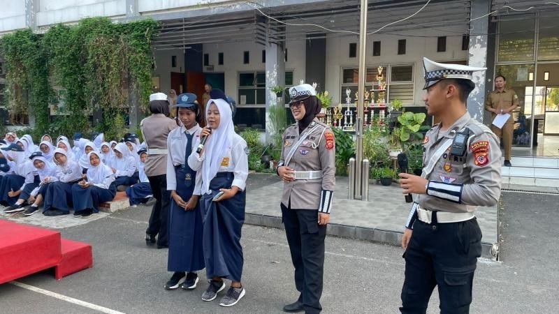 Satlantas Polres Karawang Hadirkan Keseruan saat Kegiatan Police Goes to School di SMPN 5 Karawang Barat