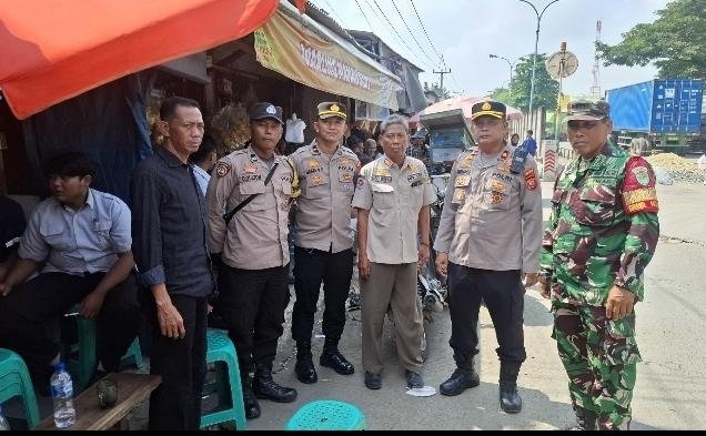 Kapolsek Klari Turun Langsung Memimpin Pengamanan Kunjungan Kerja Pemdes Sumurkondang ke PT Multi Indo Mandiri