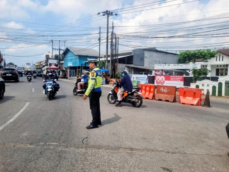 Satlantas Polres Karawang Laksanakan Pengaturan Lalu Lintas, Berikan Pelayanan Prima serta Kenyamanan Berkendara