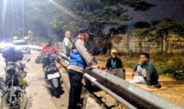 Bhabinkamtibmas Polsek Klari Patroli Sapa Warga Malam, Sambangi Ojek Pangkalan di Interchange Tol Karawang Timur