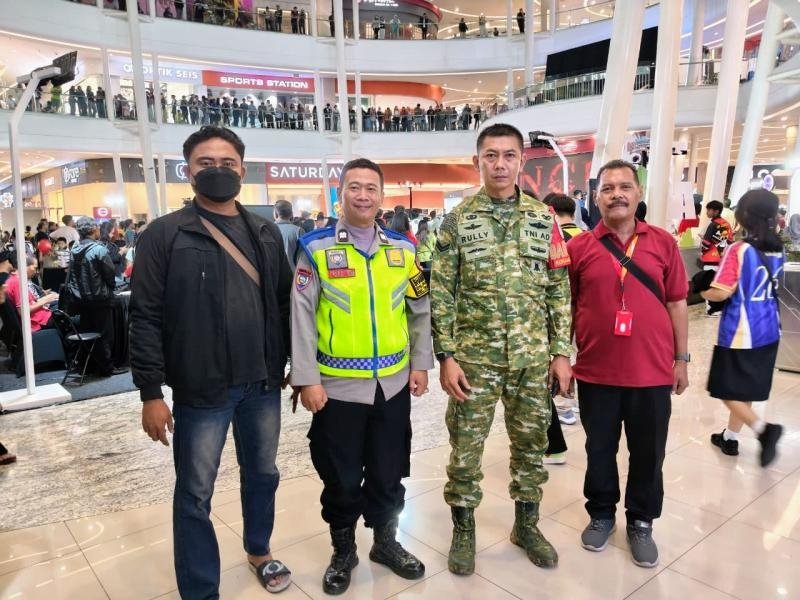 Polsek Telukjambe Bersama Babinsa Laksanakan PAM Expo Pendidikan Yayasan Salib Suci di Resinda Park Mall