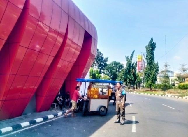 Menata Ruang Publik Tanpa Mematikan Usaha, Satpol PP Karawang Tertibkan PKL di Stadion Singaperbangsa