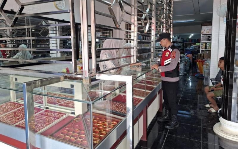 Personil Polsek Tegalwaru Patroli Siang Sambang Pertokoan Emas di Loji Ingatkan Warga Waspada