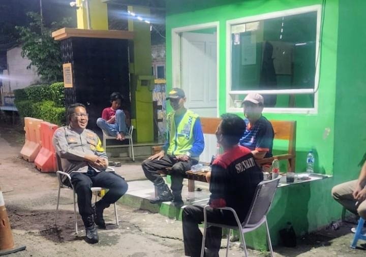 Bhabinkamtibmas Polsek Klari bersama Warga Siaga di Pos Ronda Perum BKP