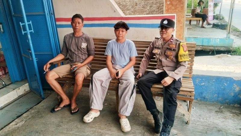 Pererat Silaturrahmi, Bhabinkamtibmas Polsek Rengasdengklok Sambangi Tokoh Masyarakat Desa Binaan