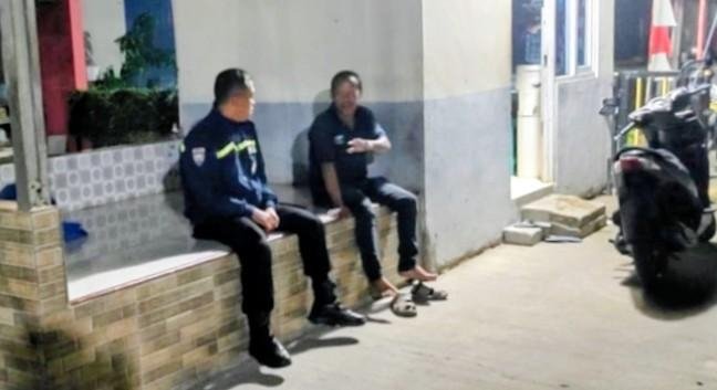 Patroli Malam Sapa Warga, Bhabinkamtibmas Polsek Klari Jaga Kamtibmas di Perumahan Grand Permata Residence