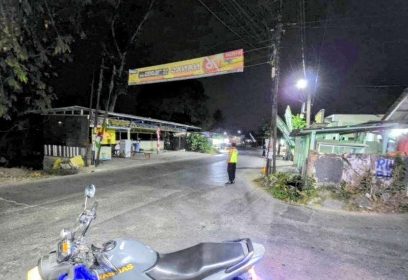 Personil Polsek Tegalwaru Giat Patroli Malam Pelototi Jalan Sepi Loji di Desa Cintalaksana