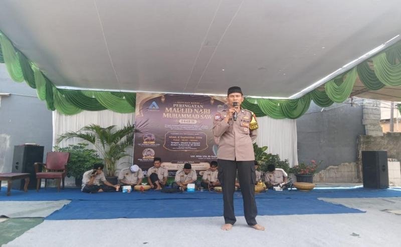 Anggota Polsek Telukjambe Bersama Pemdes Pinayungan Hadiri PHBI Maulid Nabi di Masjid Jami Al Hikmah